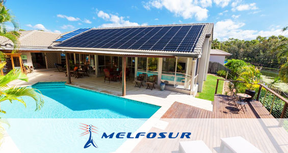 Una casa que aprovecha la energía solar para calentar el agua de su piscina