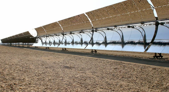 Fotografía de la instalación de paneles solares en el Sáhara