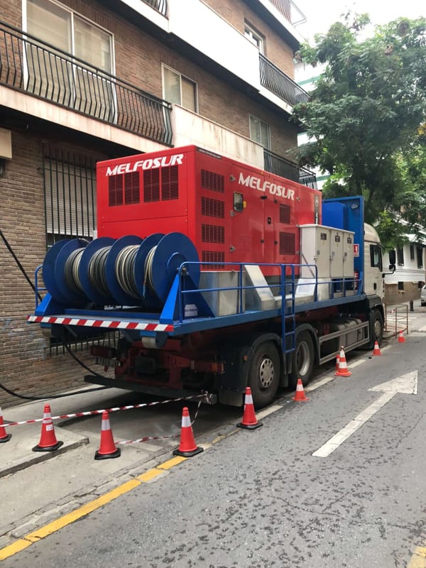 Un equipo electrógeno para la de transmisión de alta transportado por un camión de Melfosur