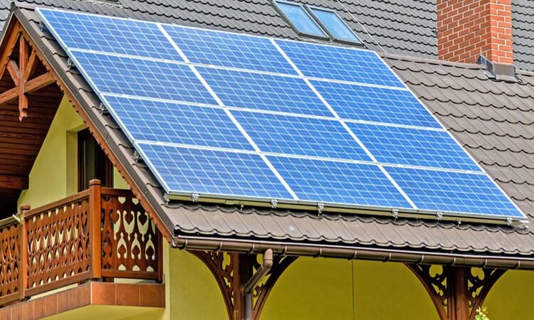 un panel fotovoltaico encima del techo de una casa