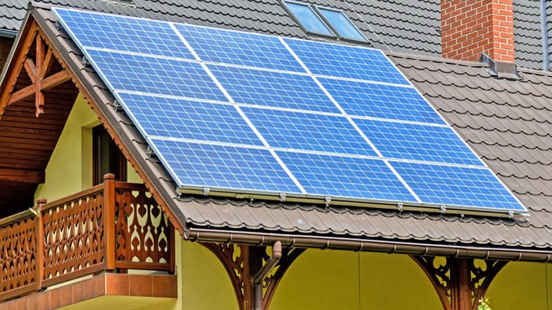 un panel fotovoltaico encima del techo de una casa