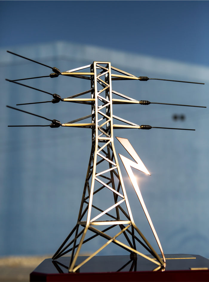 Una figura en miniatura de una línea eléctrica aérea