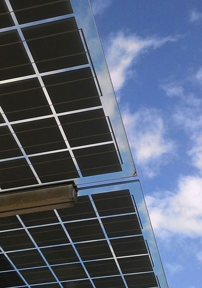 Una placa de bombeo solar fotovoltaico vista desde cerca