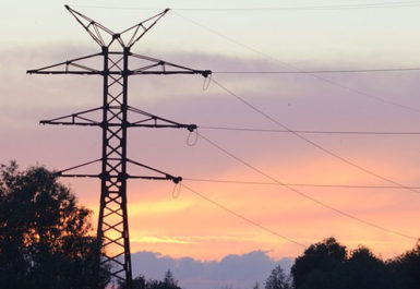 Un poste de luz que pertenece a una instalación de líneas de media tensión aéreas