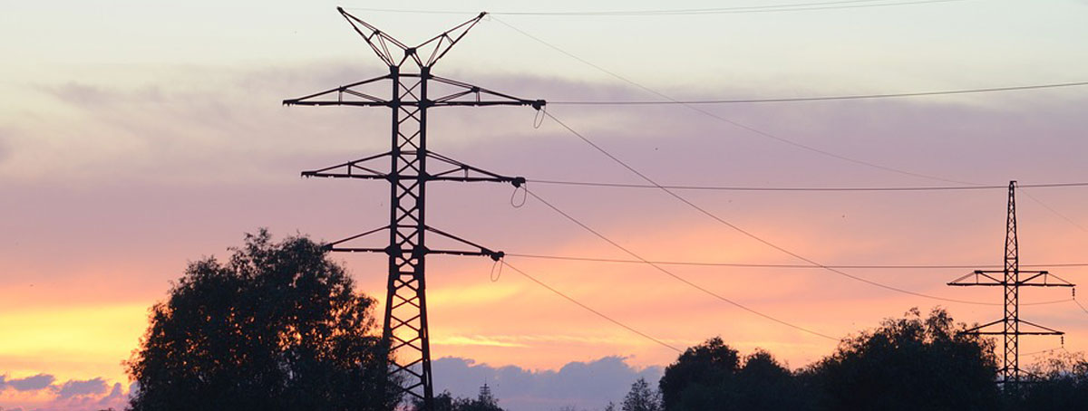 Un poste de luz que pertenece a una instalación de líneas de media tensión aéreas