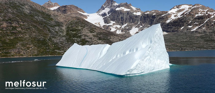 Un iceberg derritiéndose como una de las consecuencias de la pérdida de la biodiversidad y la crisis del clima