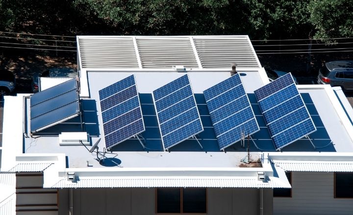 un tejado de una vivienda con placas solares