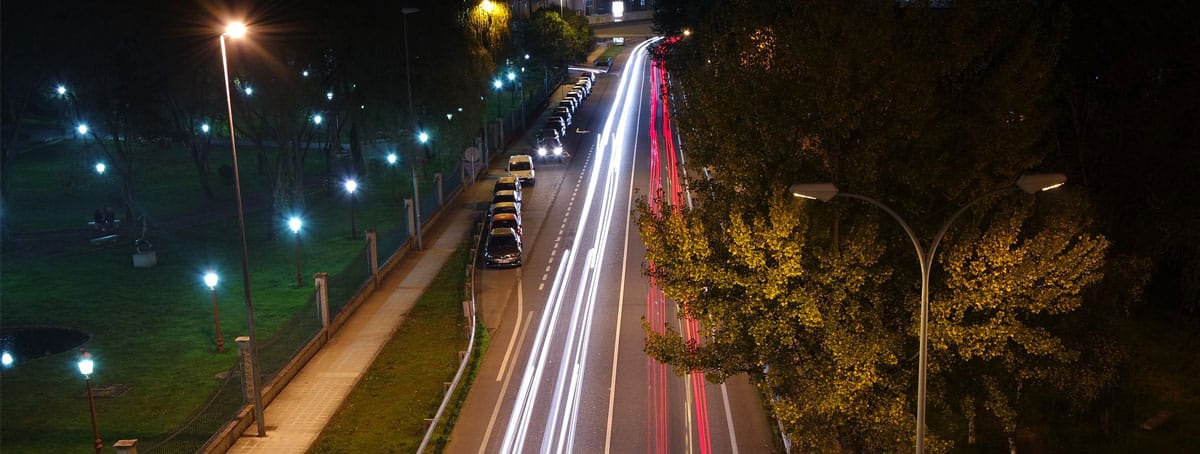 UNa calle por la noche con un alumbrado público eficiente
