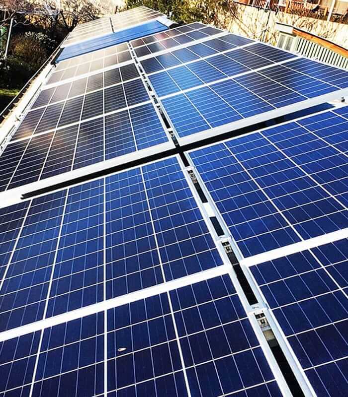 Fotografía de una instalación de unas placas solares de autoconsumo ubicadas en un tejado de una casa