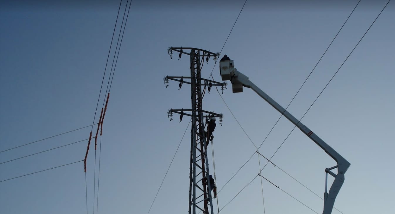 Una grúa de Melfosur instalado un poste eléctrico como parte del servicio de gestión energética integral