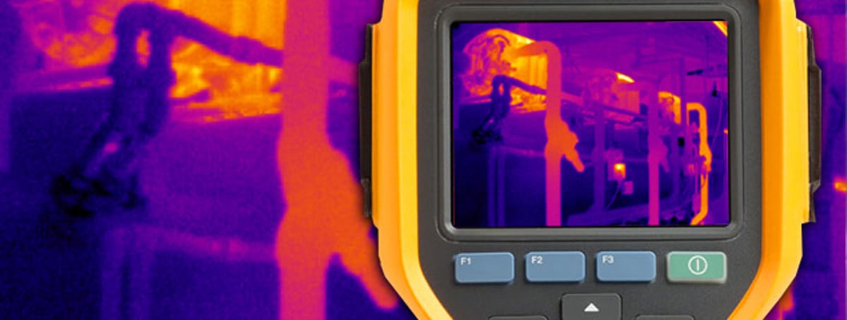Un aparato de termografía infrarroja realizando un análisis a un aparato eléctrico