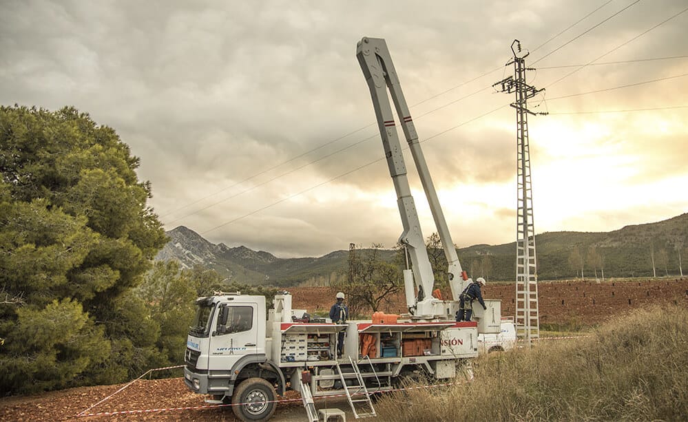 Un camión grúa de Melfosur realizando uno de los servicios de montajes eléctricos con la instalación de subestación aérea