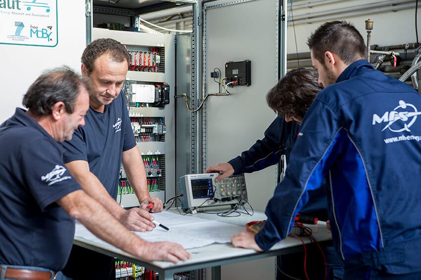 Operarios de Melfosur realizando un servicio de Distribución en Media y Baja Tensión en la gestión energética integral que ofrece el servicio