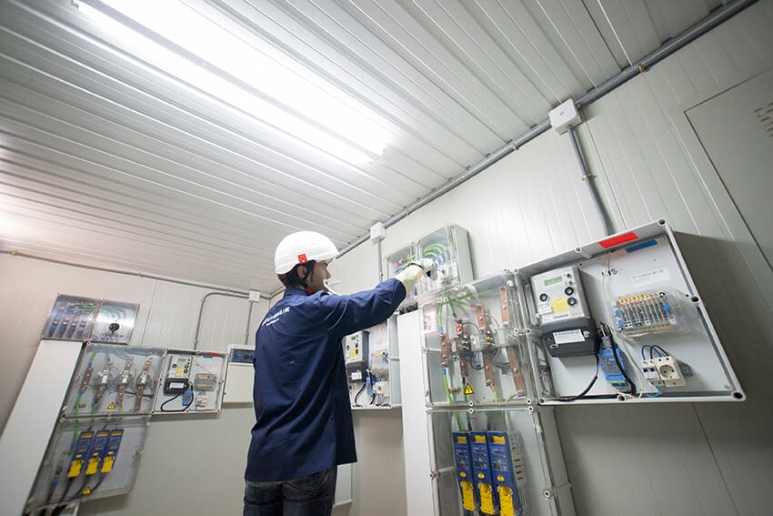 Operario Melfosur realizando a través del Mantenimiento de Instalaciones eléctricas la gestión energética de un edificio