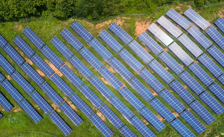 una planta de placas fotovoltaicas para producir electricidad con energías renovables
