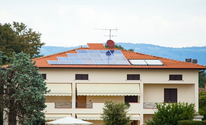 una instalación fotovoltaica conectada en un tejado