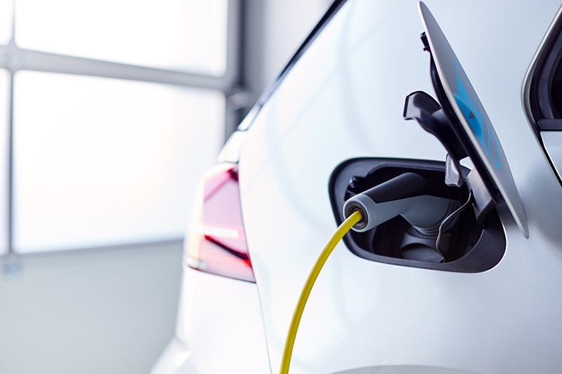 coche eléctrico cargándose, que reduce la emisión de co2