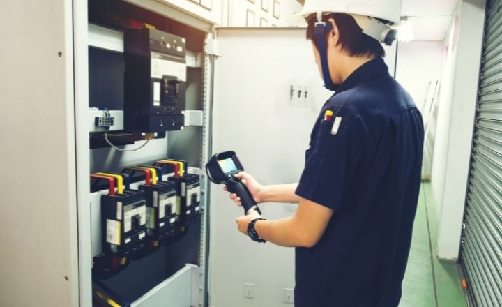 un técnico realizando una termografía en electricidad