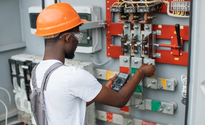 un especialista comprobando la tensión eléctrica