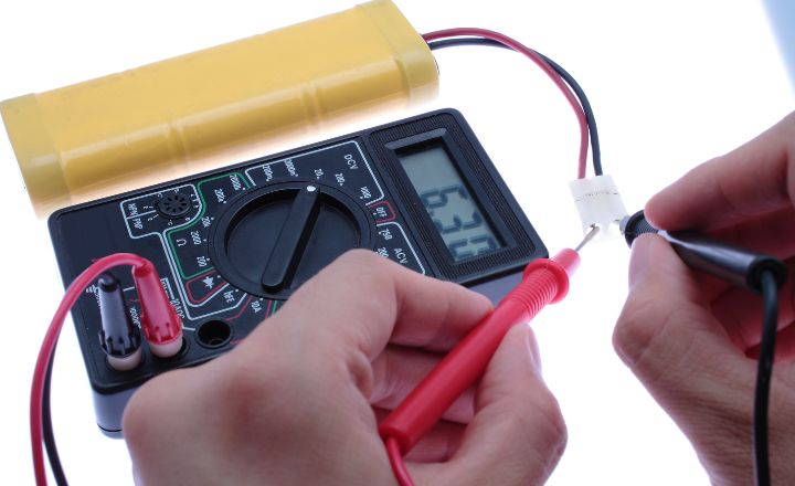 herramienta multímetro para comprobar la tensión eléctrica
