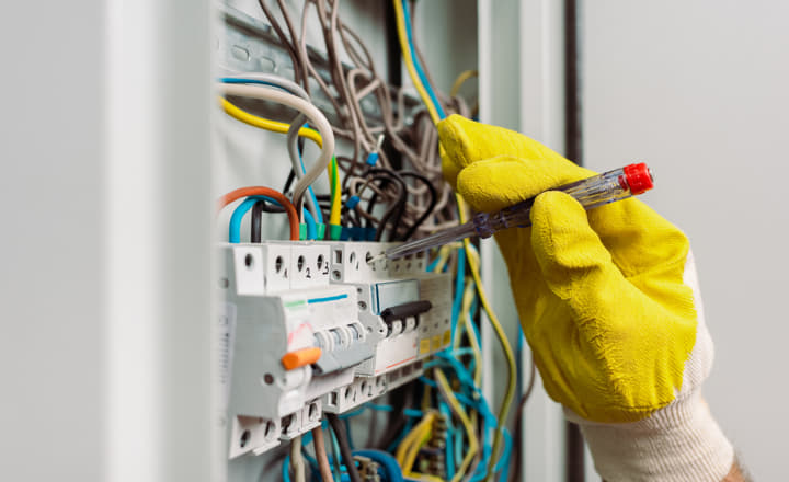 técnico en la instalación de un cuadro eléctrico 