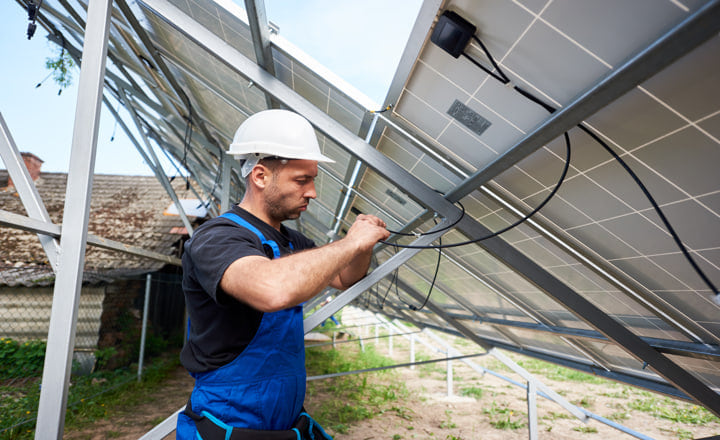 instalación de una placa solar con inversor