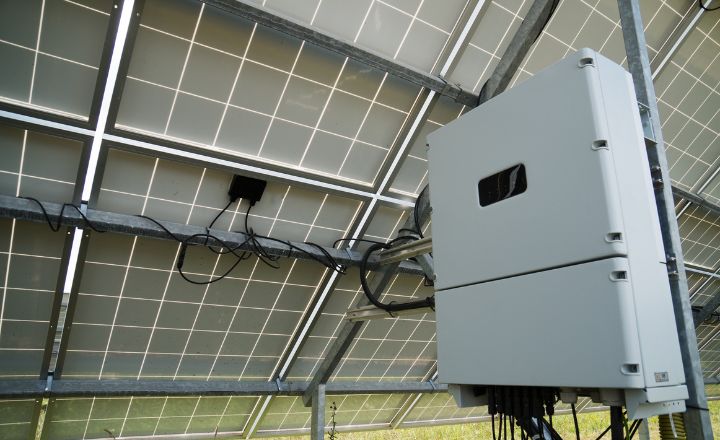 un inversor solar fotovoltaico instalado junto a placas solares