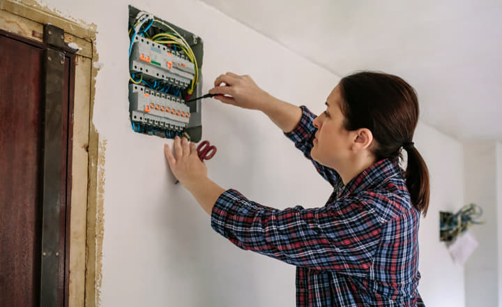 técnico realizando una inspección de las partes del cuadro de luz