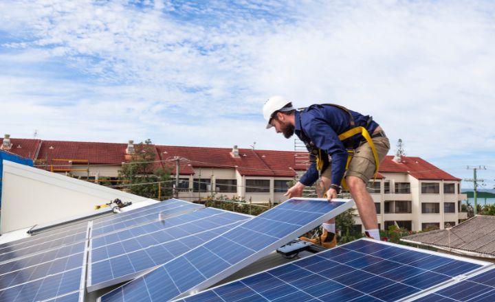 instalación de paneles solares giratorios